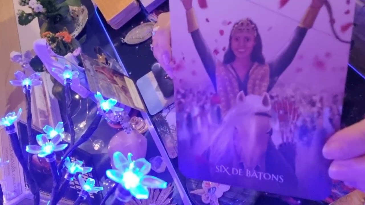 Malgré qu'elle soit entouré, cette personne pense à vous sans arrêt ♥️