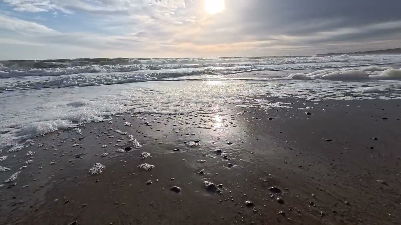 Walking Kilkeel beach ( Northern Ireland ) and admiring beautiful waves Insta360 Ace Pro 2