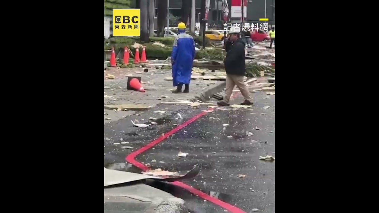 台中新光三越氣爆搶救畫面曝！傷患倒路邊CPR救人 @57ETFN