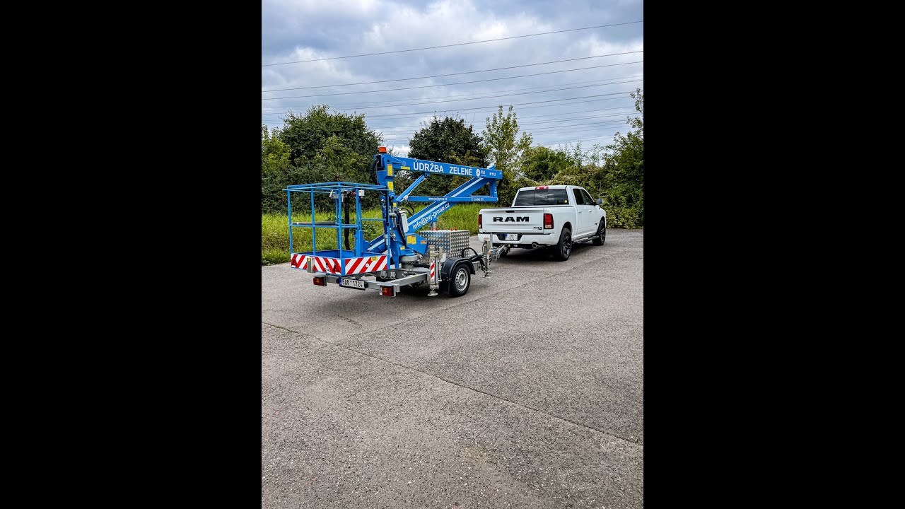 Plo&scaron;ina Inreka IP 11-2 tažen&aacute; vozem Dodge Ram 1500 classic