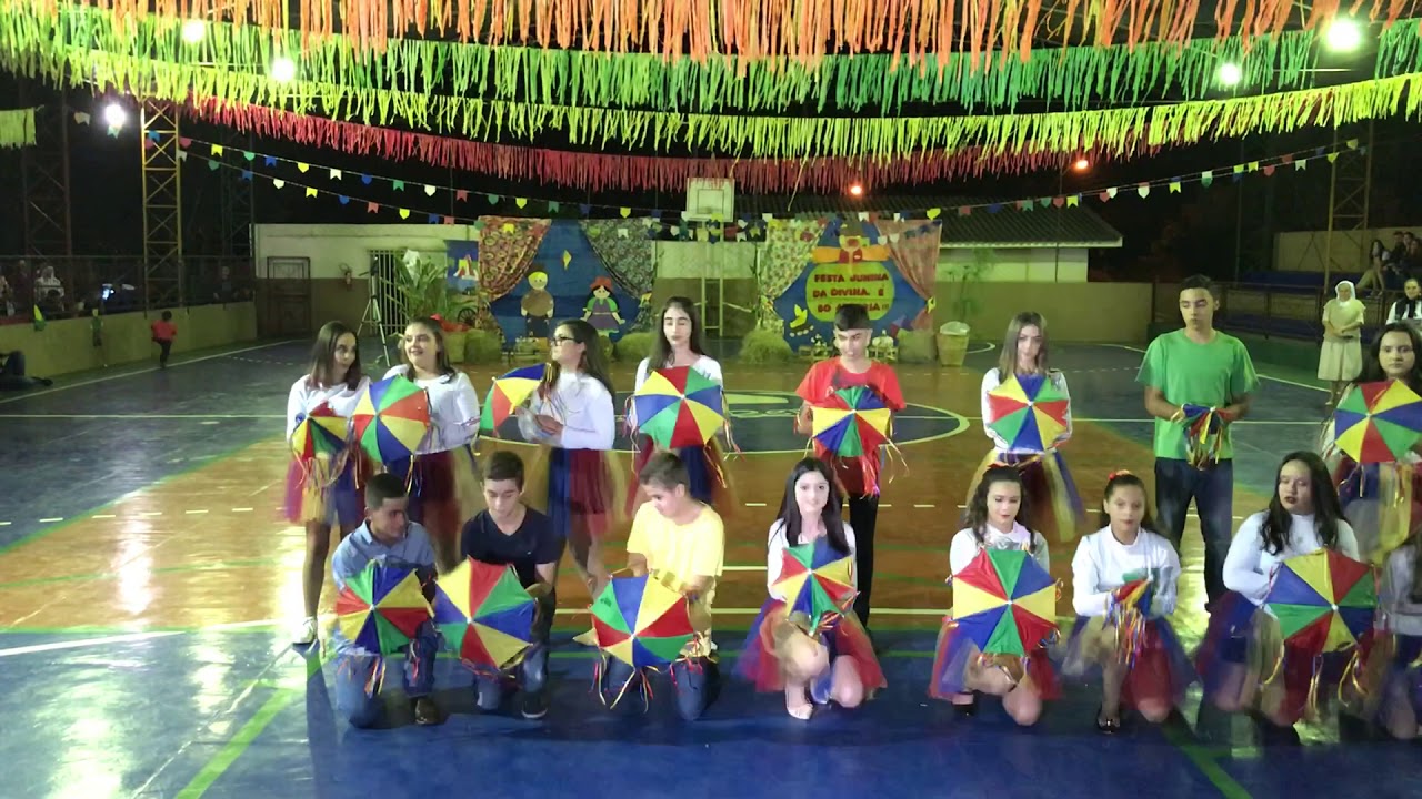 Banho de cheiro - 7 ano - festa junina da Escola Divina Providência