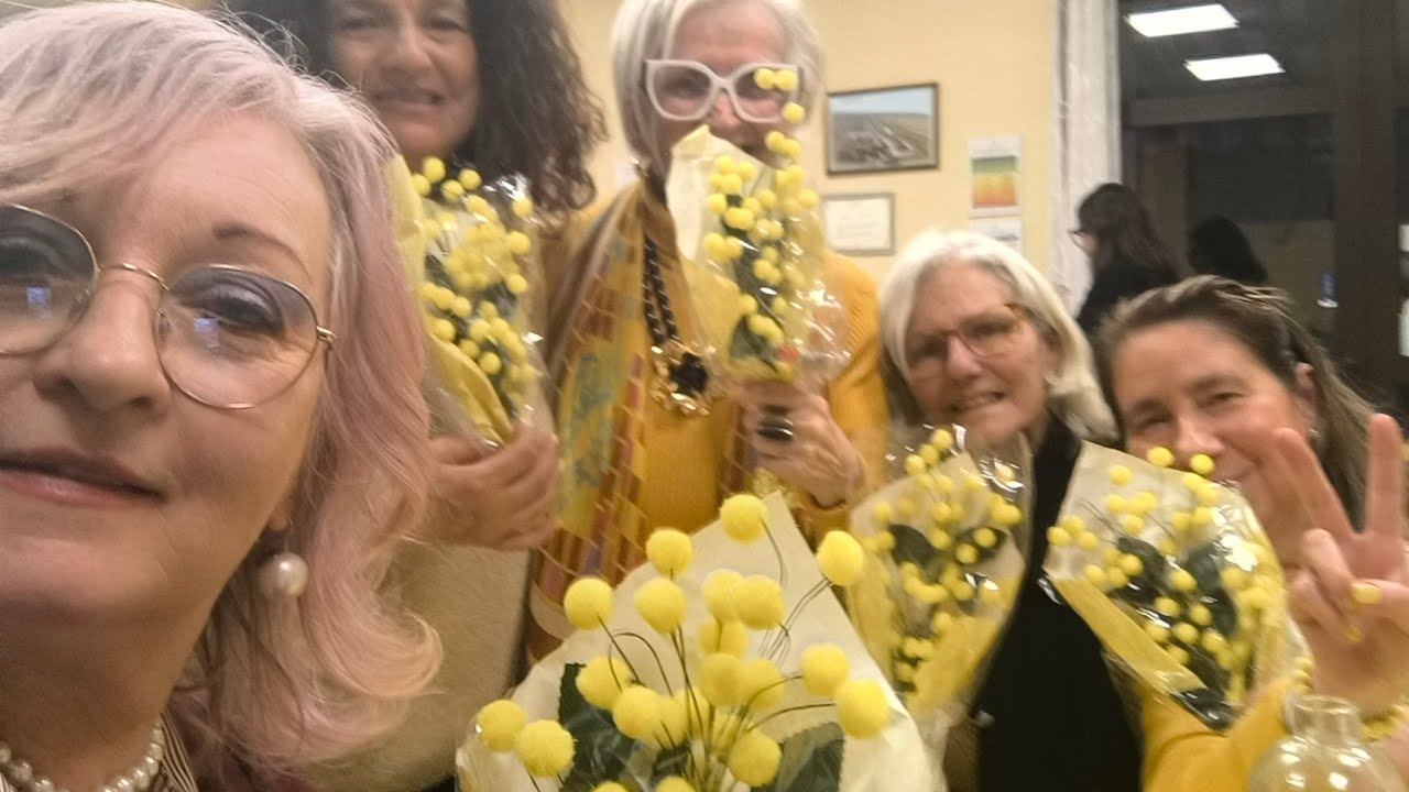 Як  в Італії я Святкувала День Жінки⁉️Не  так як в Україні. Ресторан 🥂Які Подарунки,які  Квіти❓