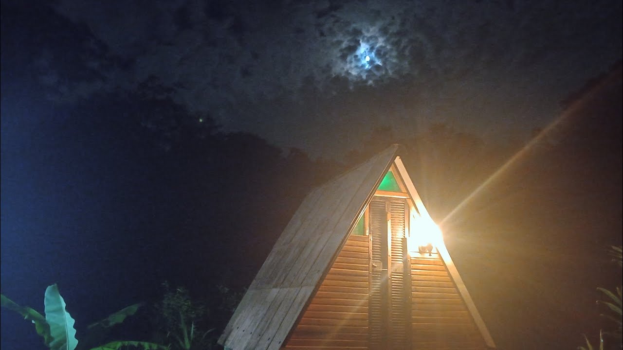 Transformando madeira velha em uma mini cabana A-Frame