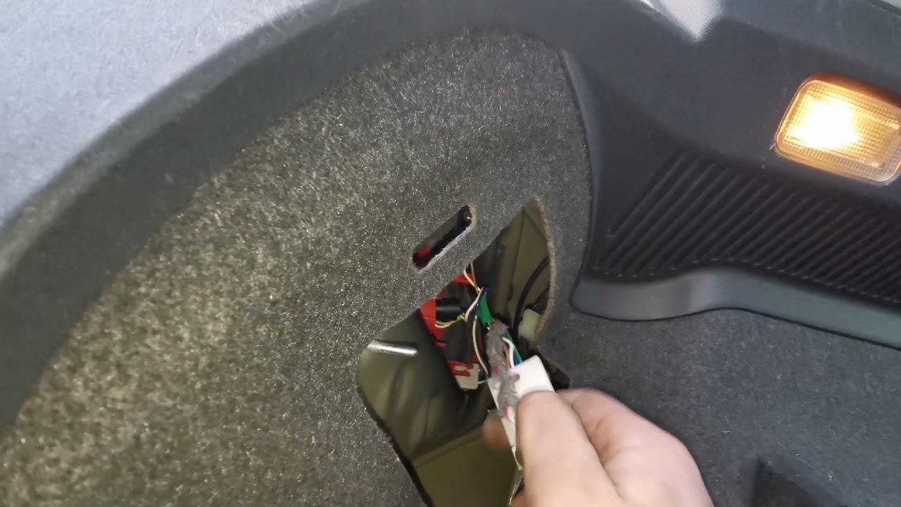 Как снять задние фонари на Toyota Auris 2010.