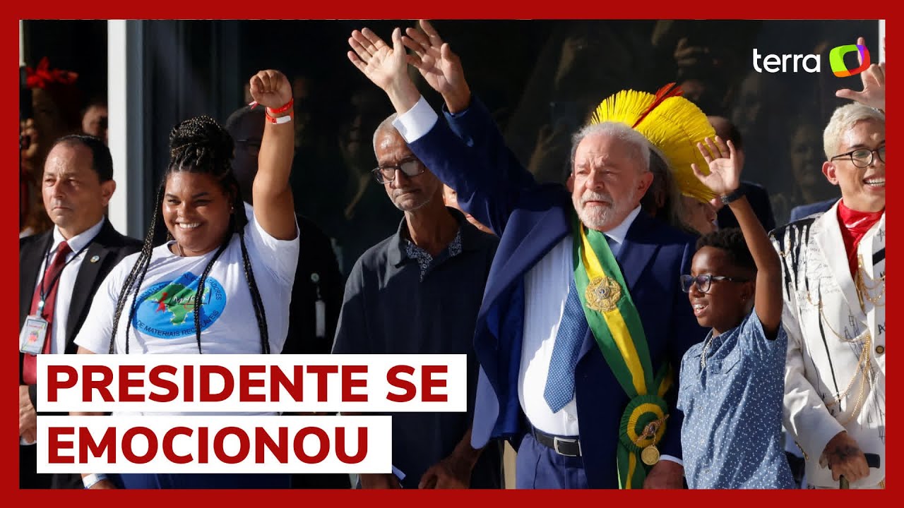 Lula sobe a rampa e recebe a faixa presidencial ao assumir presidência pela 3ª vez