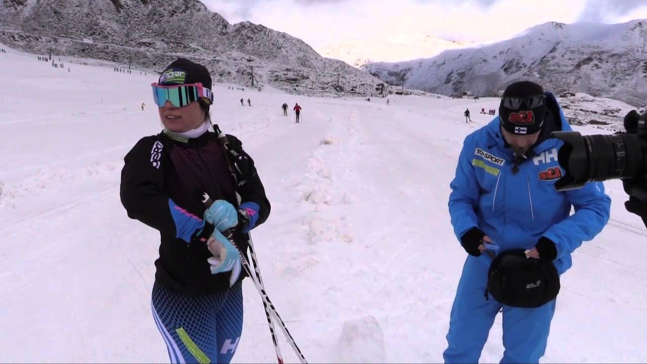 Hiihtomaajoukkue Val Senalesissa korkeanpaikanleirillä.