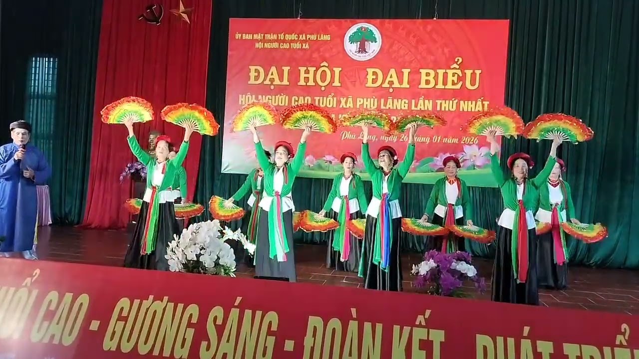 Hát múa phụ họa chèo bến nhà rồng đại hội NCT xã Phù Lãng