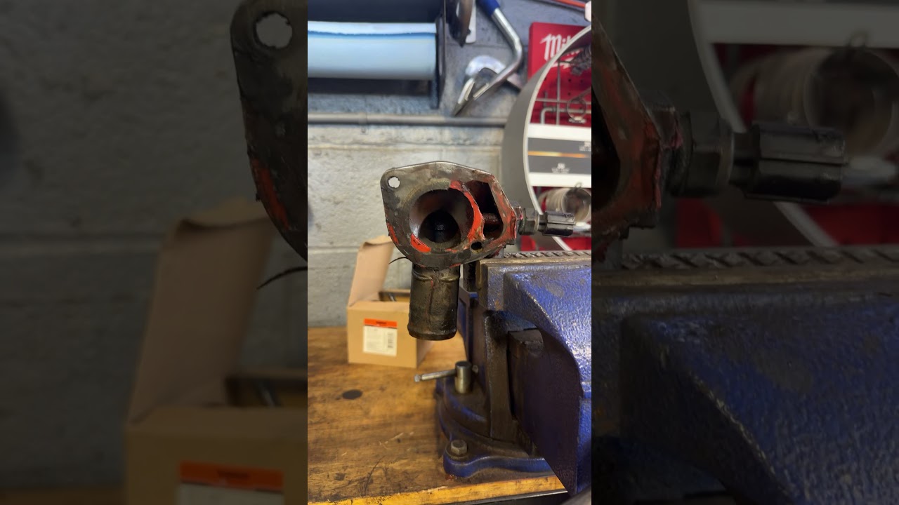 PREVIOUS MECHANIC FAIL DON'T USE SILICONE AND PAPER GASKETS TOGETHER!
