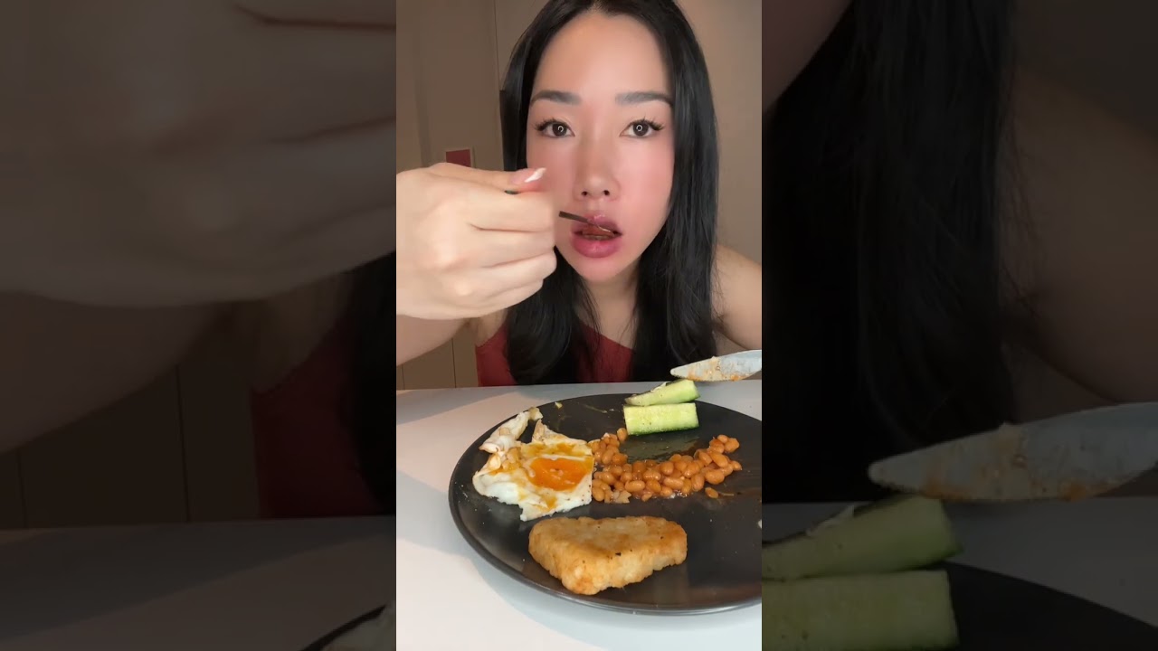 Hash browns, fried eggs, beans & cucumbers 🎉