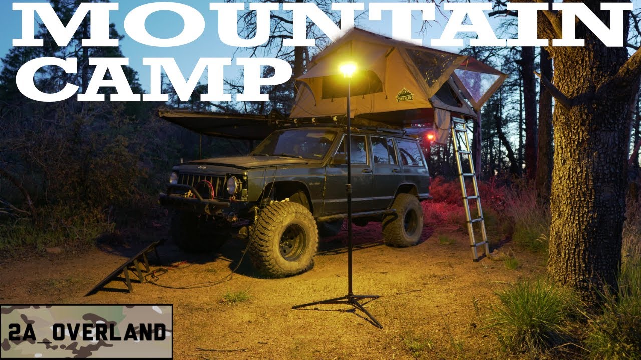 Уединенный горный кемпинг и размещение снаряжения в Jeep Cherokee XJ