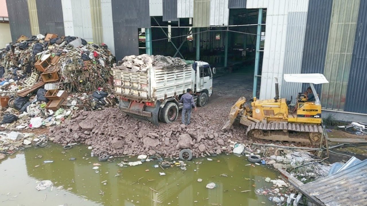 Starting process landfill to build Warehouse continues use soil 