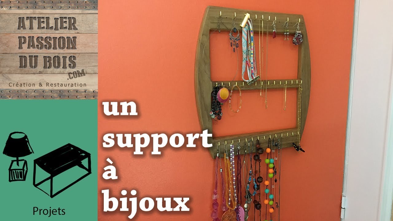 UN SUPPORT EN BOIS POUR BIJOUX