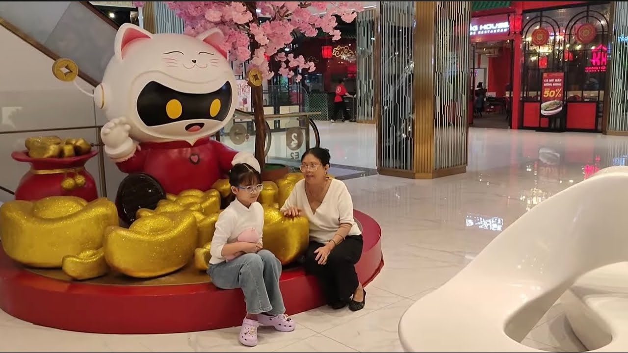 Cô hai đi siêu thị ăn thịt nướng và món ăn Hàn Quốc