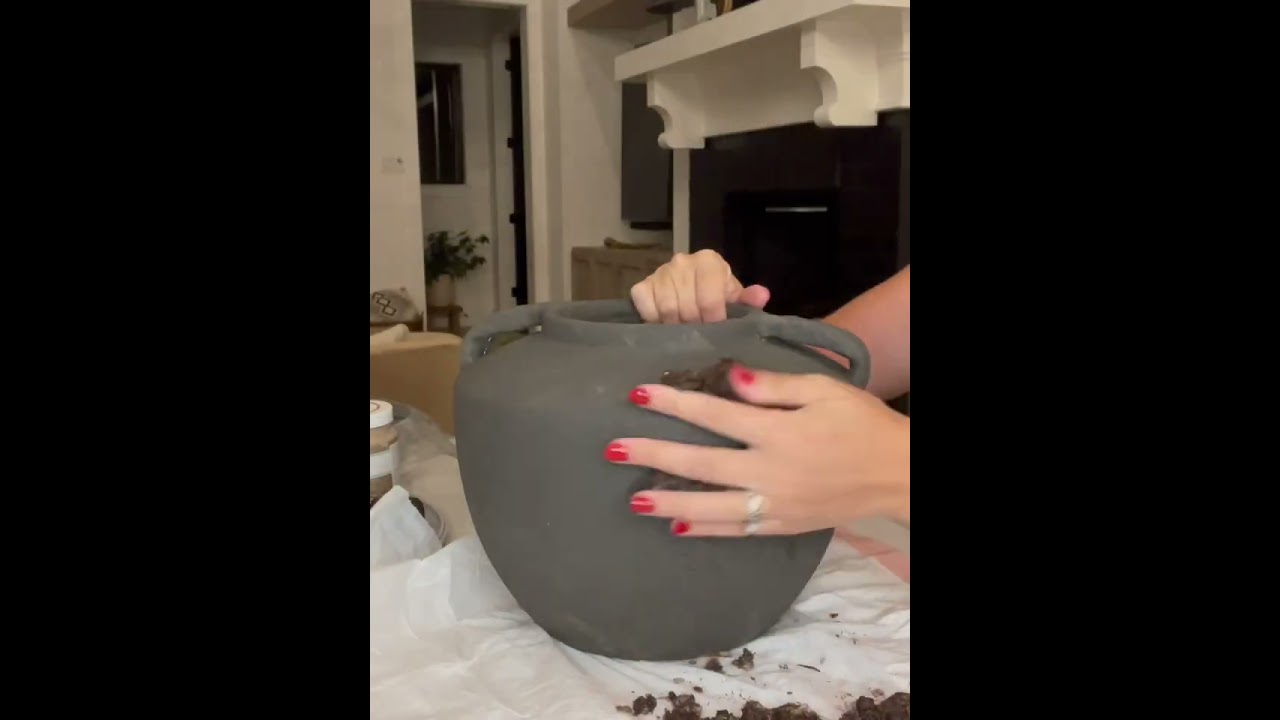 DIY antique vessel, rub dirt on it! #vintagevase #diypottery #vintagevessel #antiquepot #dirt