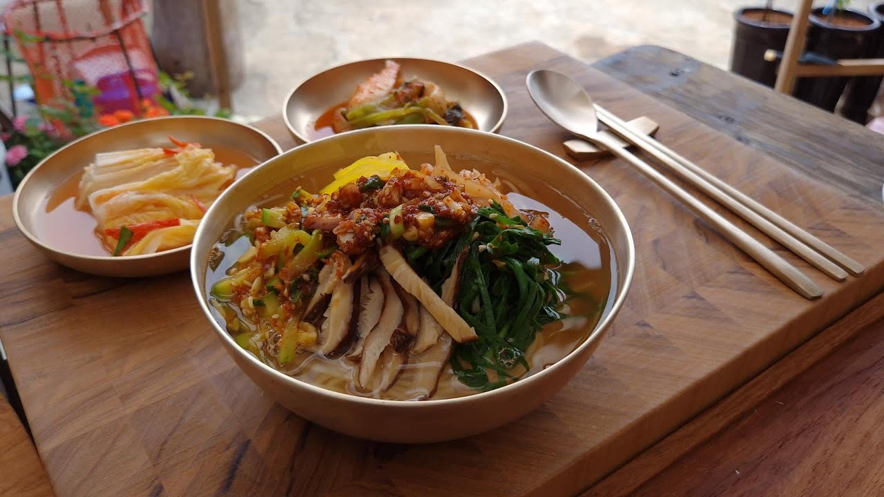 시골에서 만드는 잔치국수 / Janchi Guksu (Korean Banquet Noodles) Made in a Countryside Home