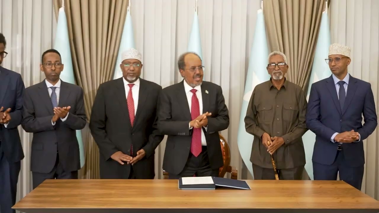 Madaxweynaha JFS Mudane Xasan Sheekh ayaa maanta si rasmi ah u saxiixay Nuqulka Dastuurka cusub