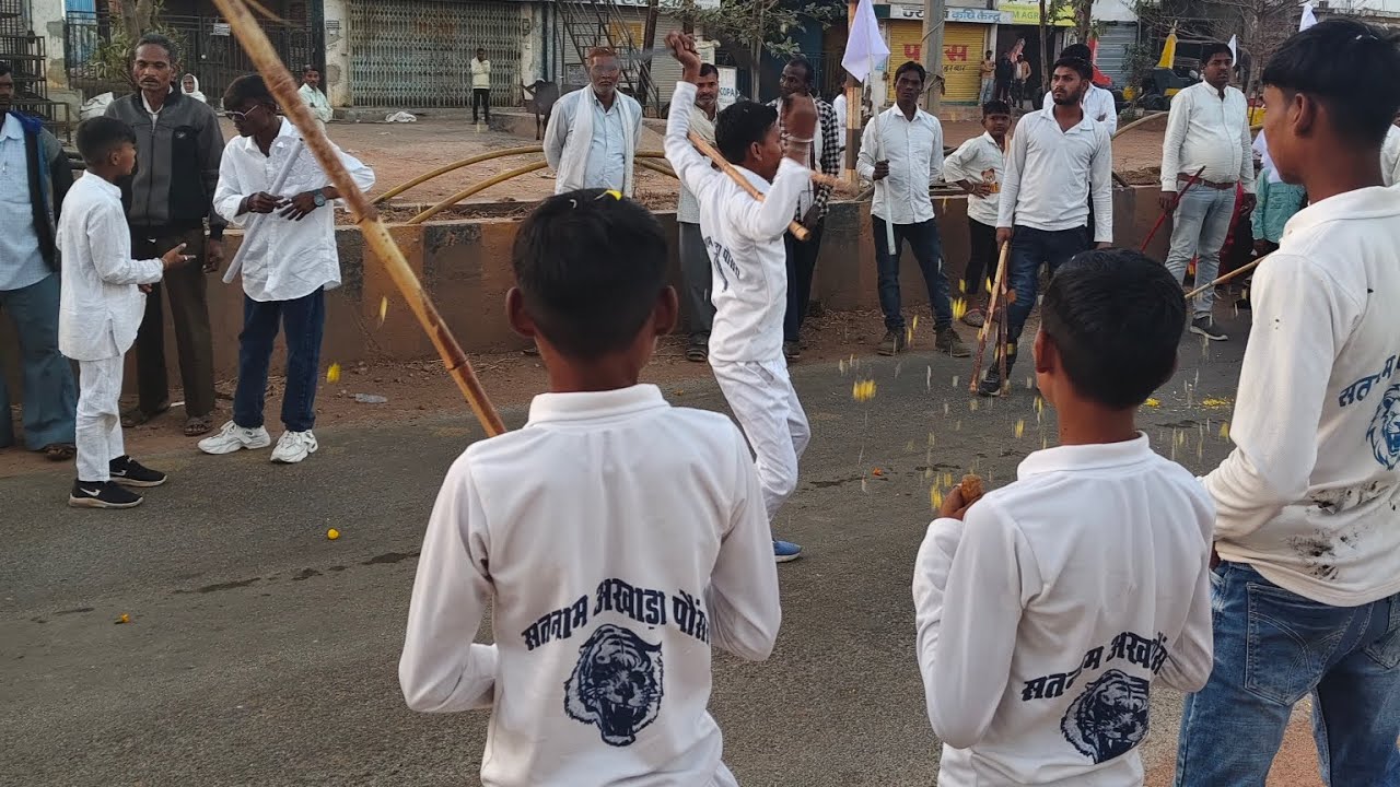 अखाड़ा पंथी पार्टी पौसरी केसदा में करतब दिखाते हुए