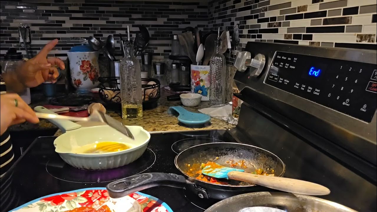 Huevos montados con una rica entomatada muy ricos  y facil de hacer saludos 