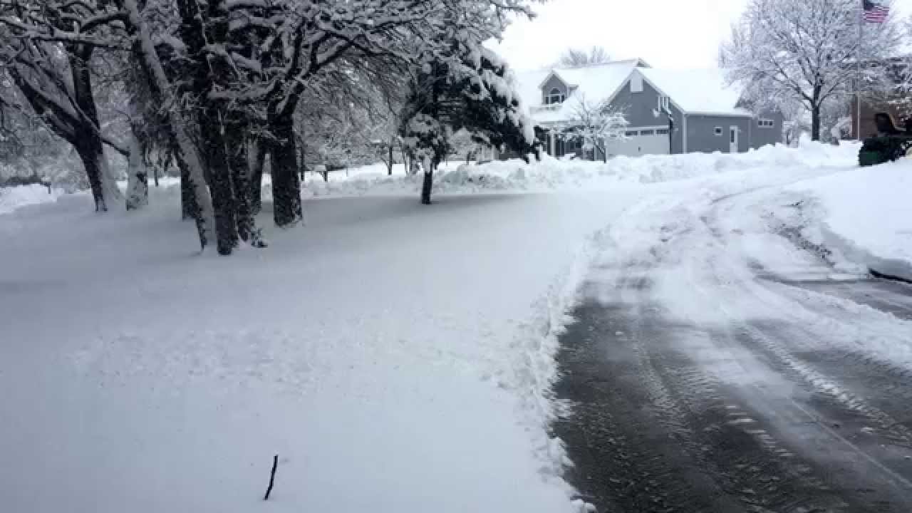 John Deere 455 with 47 inch Snowblower in 8 inches of Wet Snow with Lugs and no Chains