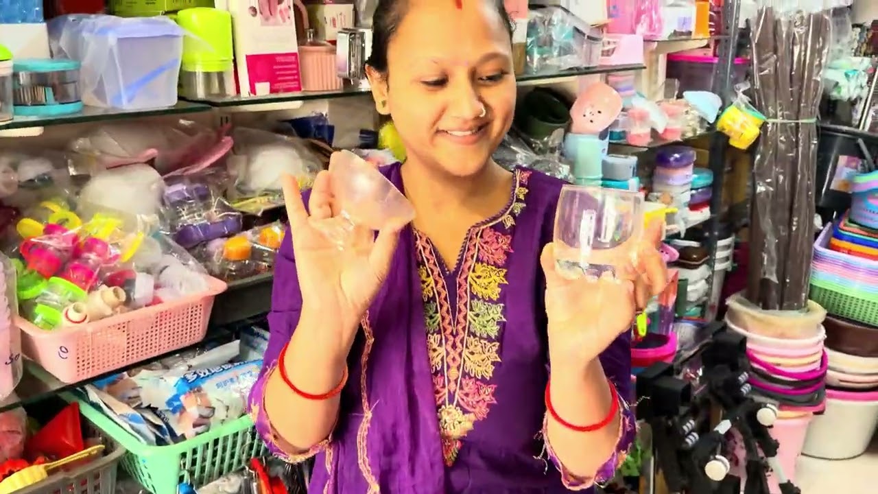 ખમકારી સ્ટોર એ શિવાંસ માટે લંચ બોક્સ ખરીદવા😀