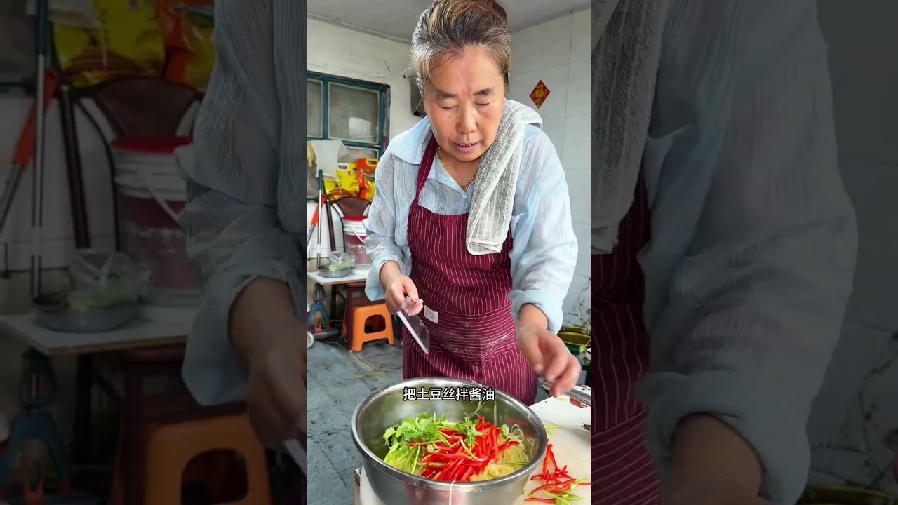 看看俺老婆婆烙的小油饼卷香辣牛肉和土豆丝这也太哇塞了！#记录我的农村生活