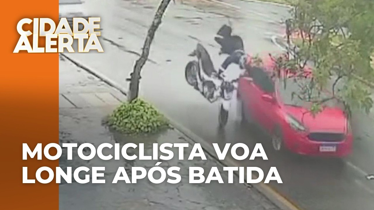 Motociclista bate contra carro e acaba voando longe em avenida de Londrina; pista estava molhada