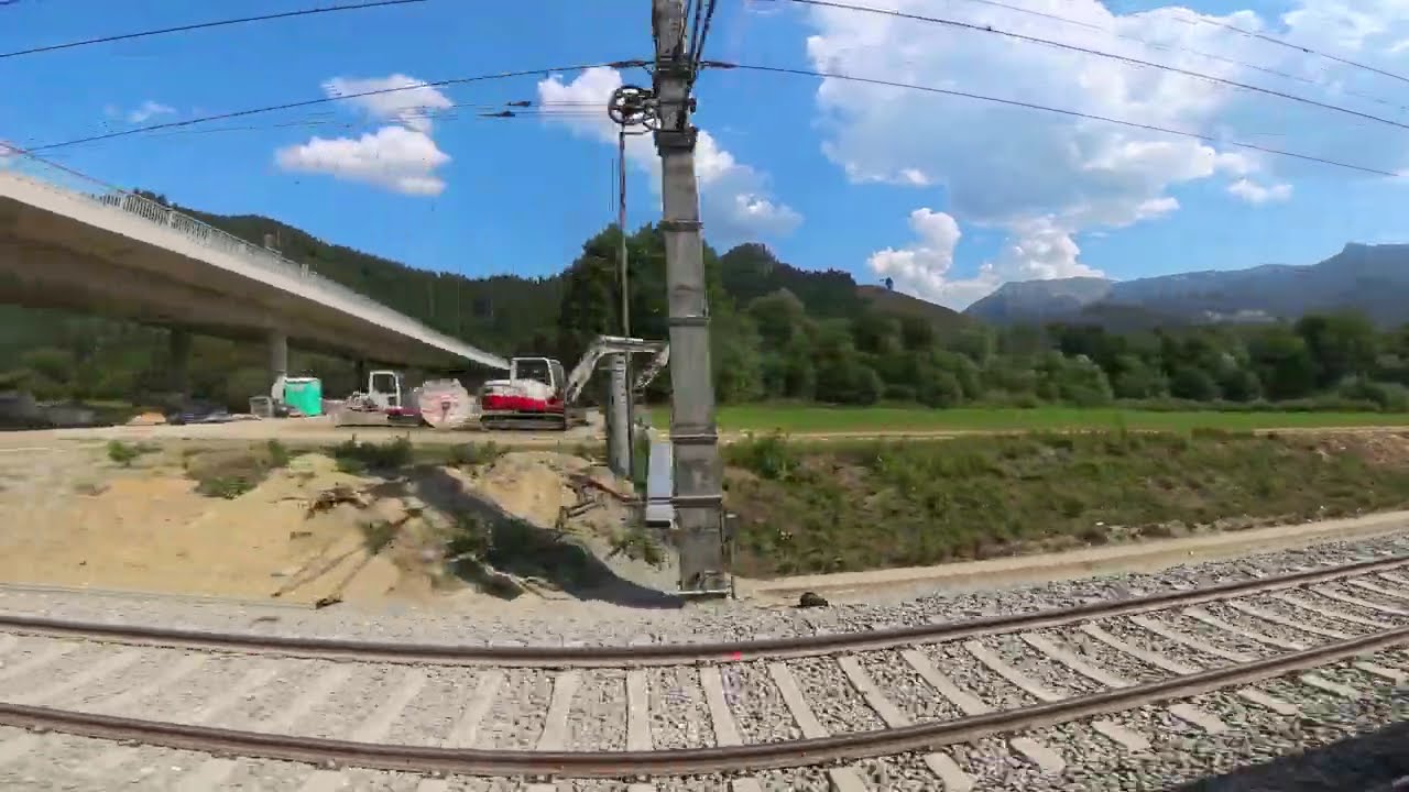 Blick aus dem Zugfenster in der Steiermark