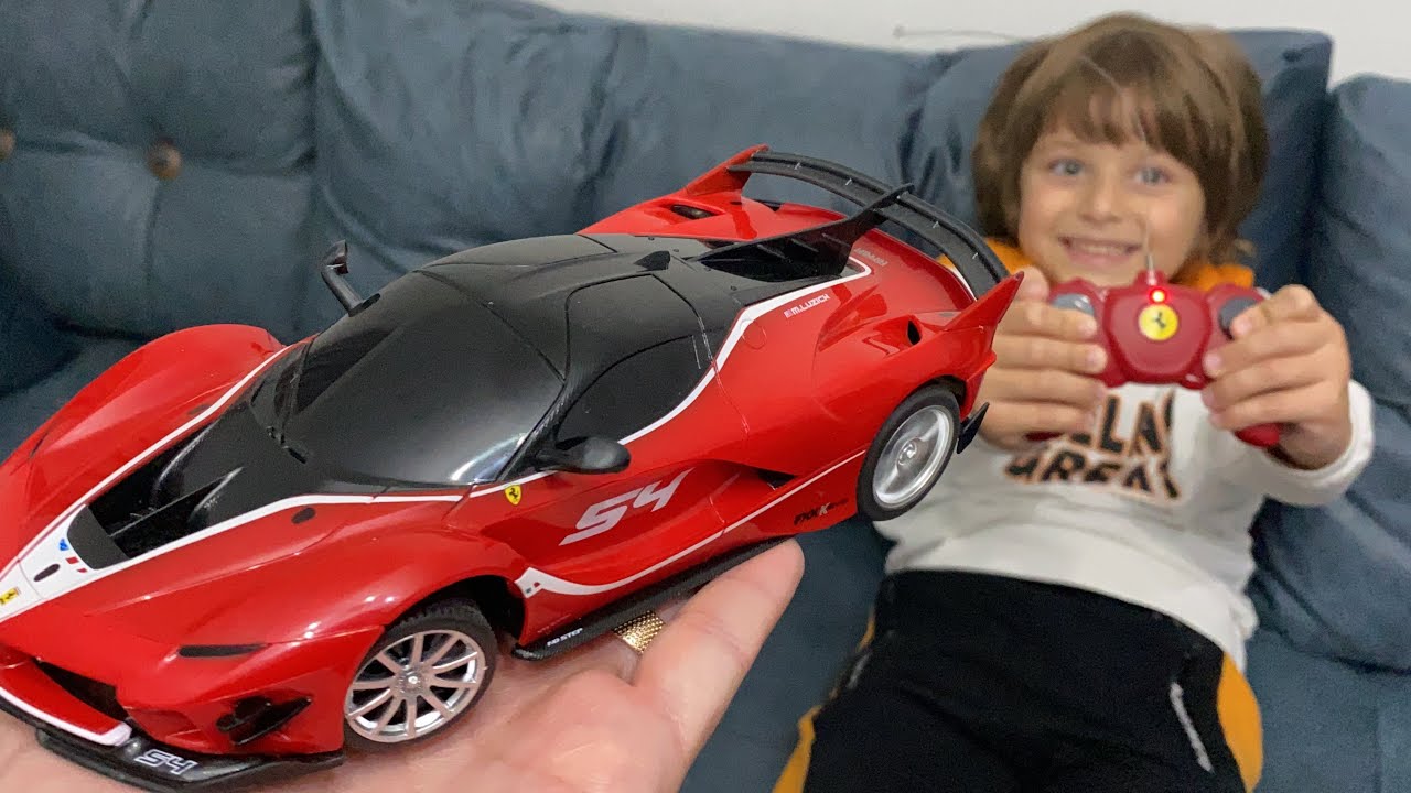 Fatih Selim&rsquo;in yeni uzaktan kumandalı ferrari oyuncak arabası &ccedil;ok hızlı gidiyor