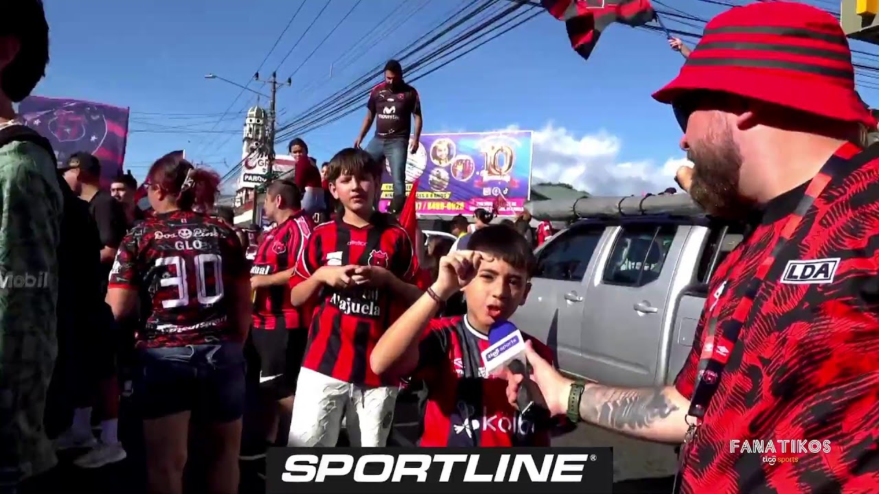 En vivo, La Liga y la carroza de campeones.  Desde calle ancha, Alajuela…