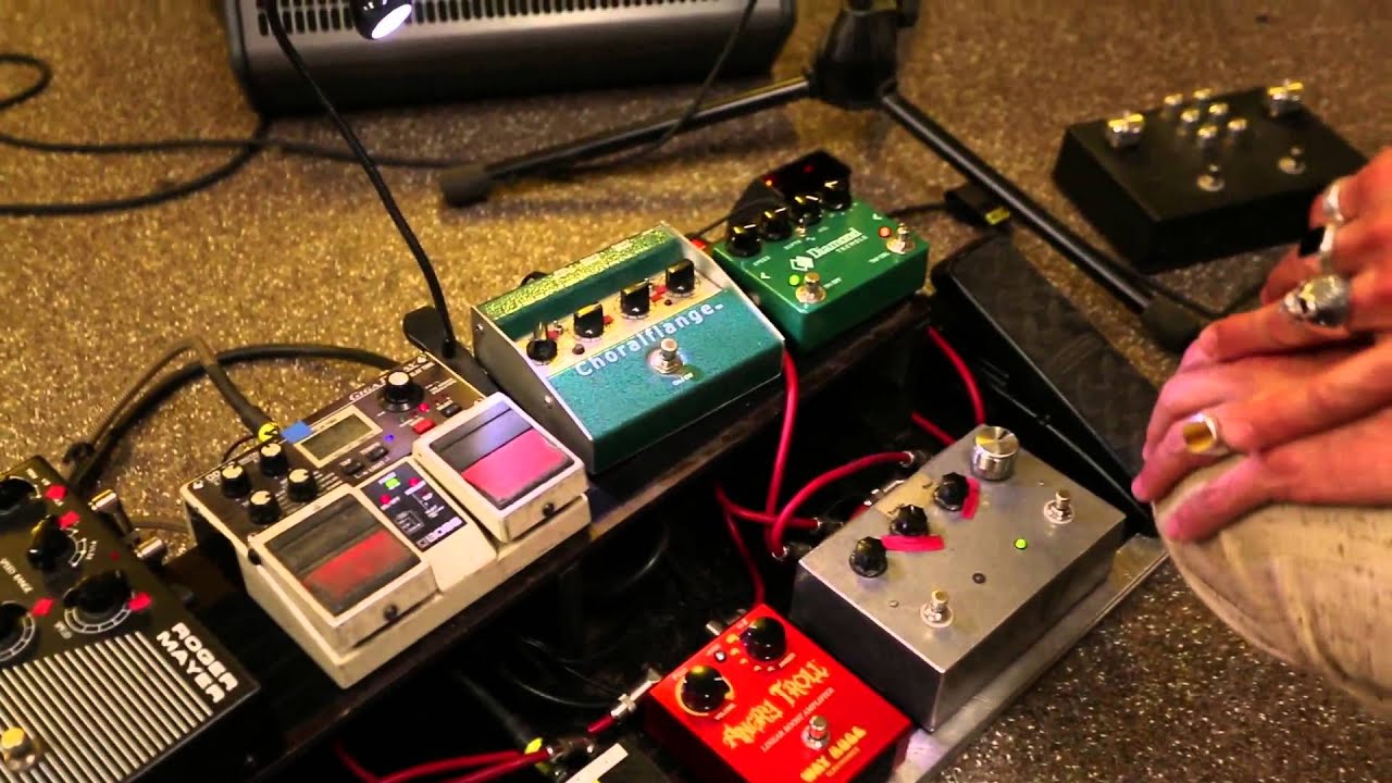 Ruben Block van Triggerfinger en zijn pedalboard (Musicmaker)