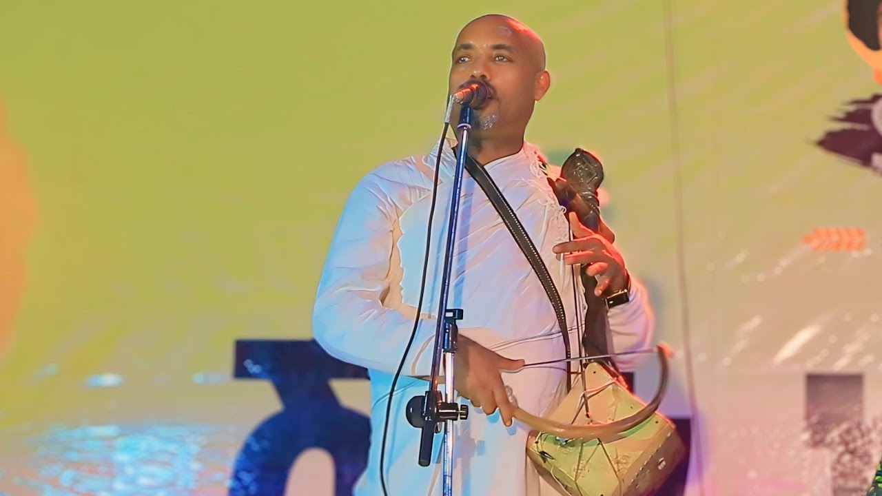 ህቡብ ተፃዋቲ ጭራ ድምፃዊ ደሳለኝ ረጠበ ( ወዲ ረጠበ) ዘቅረቦ ዝገርም ባህላዊ ሙዚቃ singer Dessalegn Retebe Stage performance