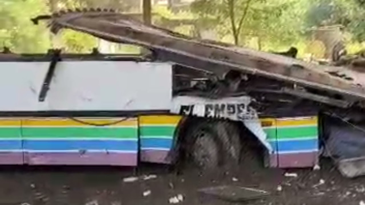 ASI SE DESTRUYE  UN AUTOBÚS