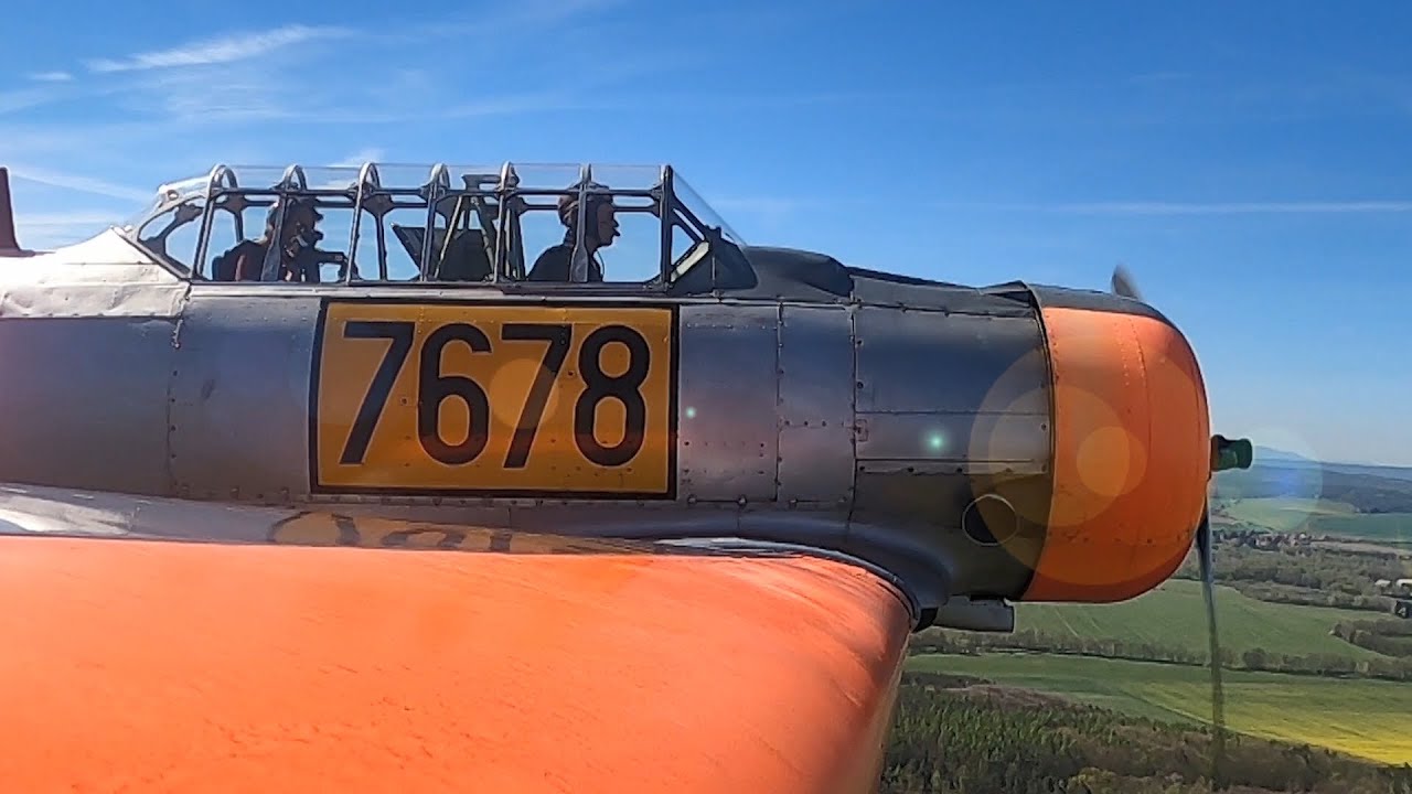 Radim Vojta v kabině  Harvardu Mk.II o  historii a  létání s  tímto warbirdem.