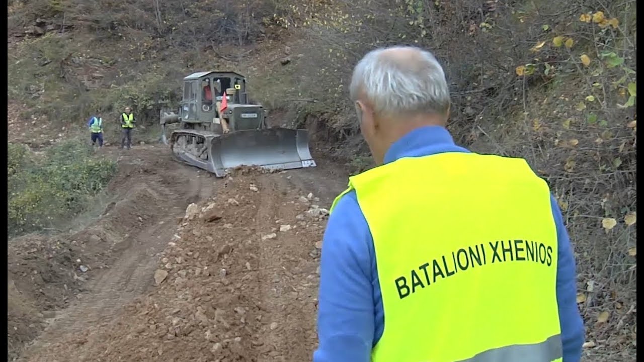 Report TV - FA rehabilitojnë 16 km rrugë rurale në Dibër, Xhaçka: Ndihmojmë komunitetin