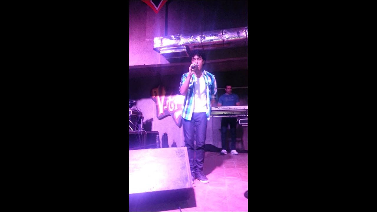 Andr&eacute; Sigom canta 
