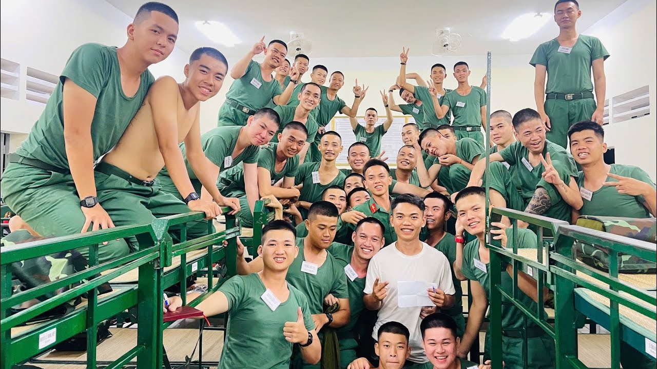 Đi trêu mấy chú lính mới cho đỡ nhớ nhà 