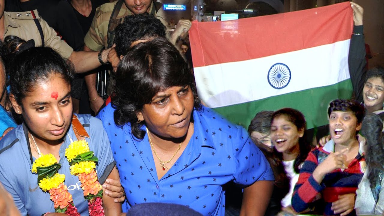 Indian Women Cricket Teams GRAND Welcome At Mumbai Airport - Harmanpreet Kaur,Mithali Raj