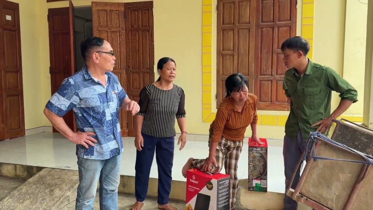 Mụ Liên Nói Chân Đau Không Đi Hảo Cay Cú Cho Lên Xe Lôi Đi 
