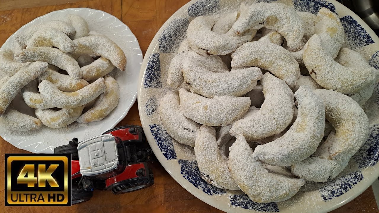 100 éves receptek/3: NŐNAPRA .-) DIÓS HÓKIFLI szilvalekvárral töltve, porhanyós és finom :-)