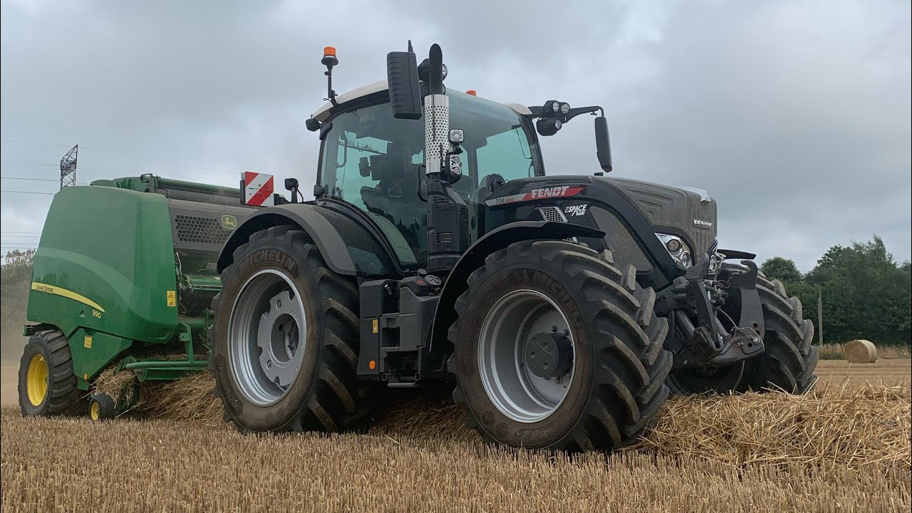 Fendt 724 BLACK BEAUTY au pressage avec un round John Deere 990