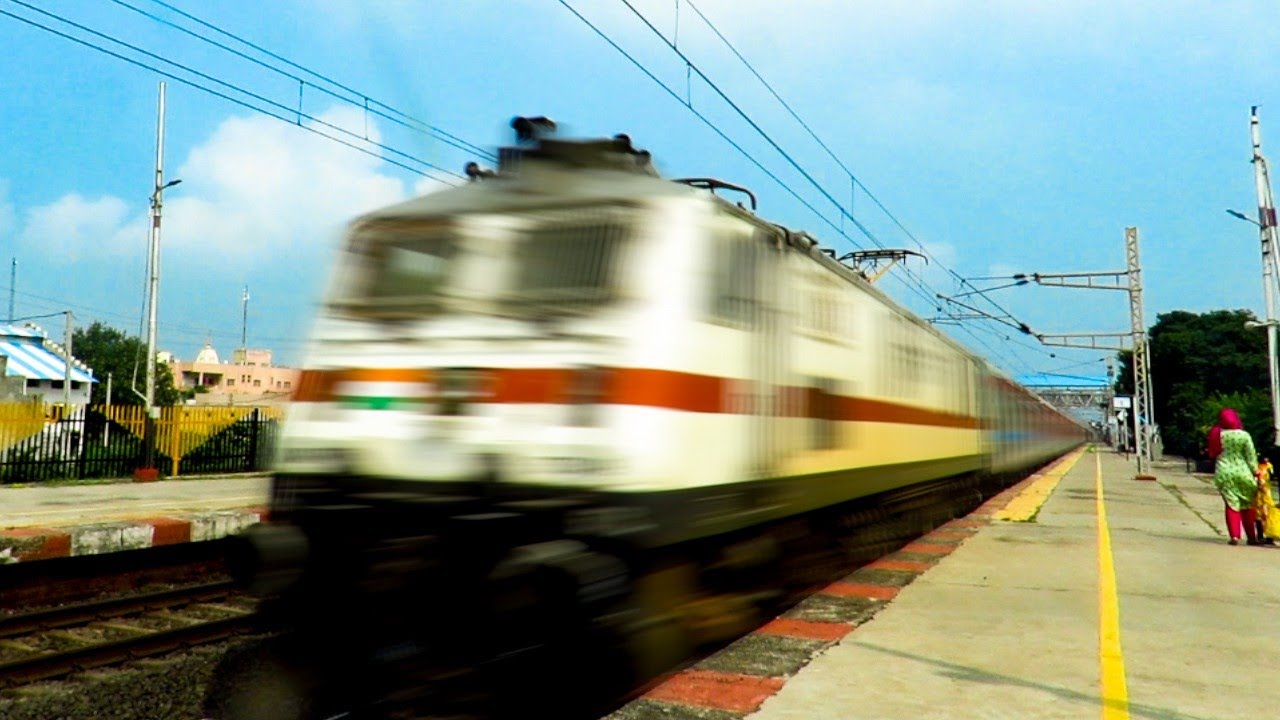 HIGH SPEED 130 Kph Action of Legendary SWARAJ SF Express | Miyagam Karjan, Western railways !