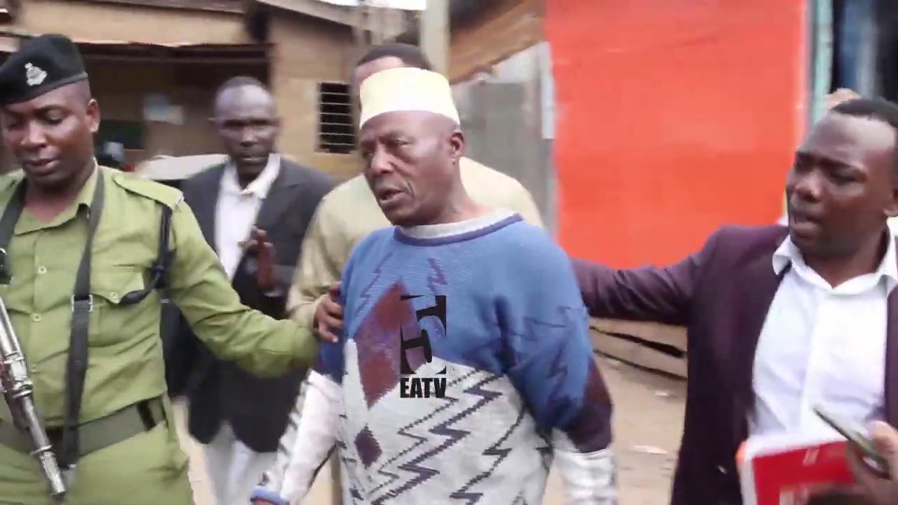 Mfanyabiashara awagomea polisi | Sipandi hii gari mimi twende kwa mguu | Anatishia kutufyeka mapanga