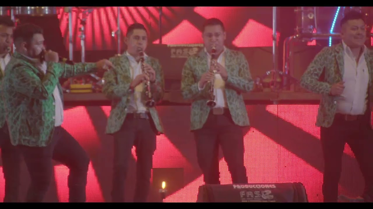 JGL Y EN EL RADIO UN COCHINERO - Banda La Identica EN VIVO