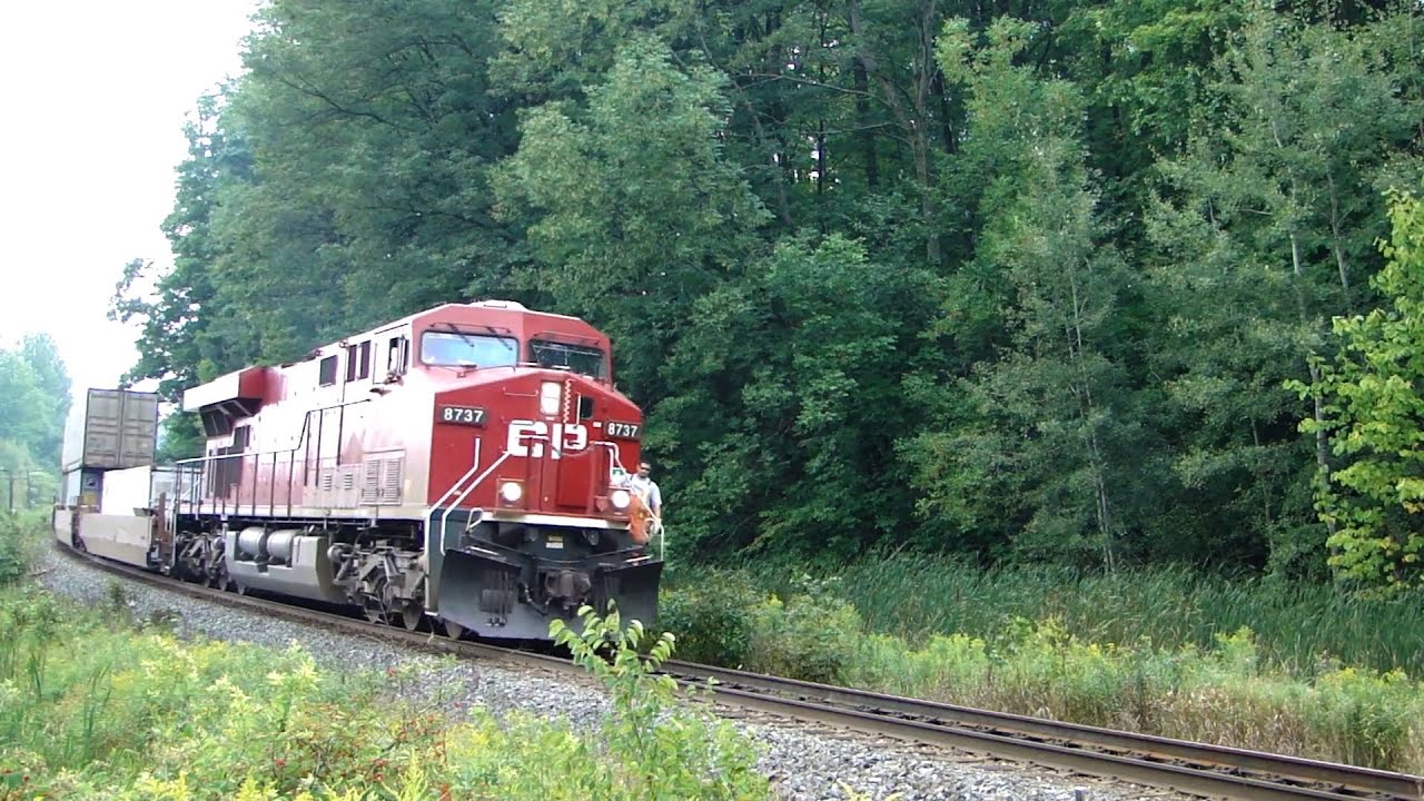 CP 8737 met CP 8580 at Palgrave 1/2 (02SEP2011)