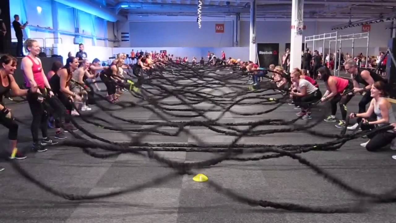 Elastic battle rope training in Group training