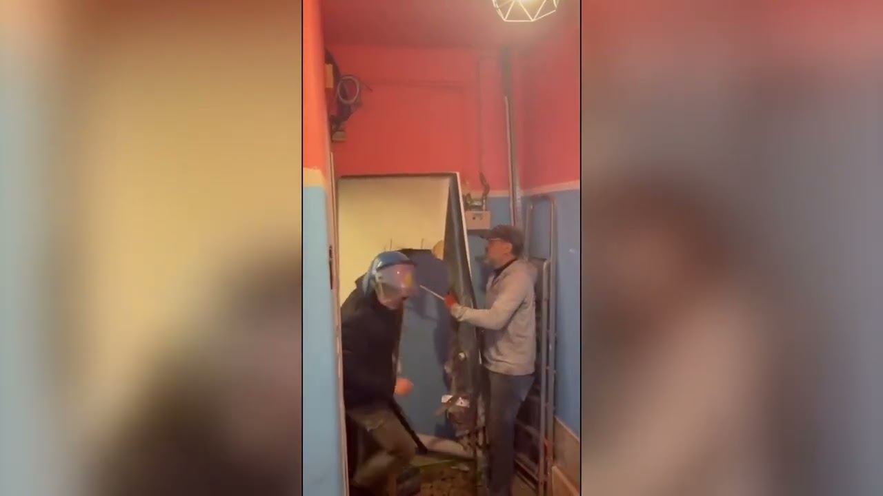 Il video dello sfratto a Bologna: il muro sfondato con una mazza per fare entrare la polizia