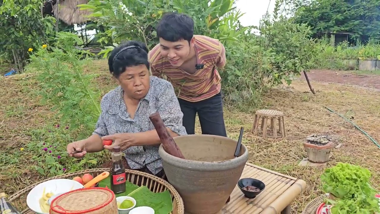 ปิ้งปลาที่ได้สดๆจากแม่น้ำลำคลอง มากินกับตําสายบัว ของแซ่บที่ยายเตี้ยชอบ | อร่อยนัวร์