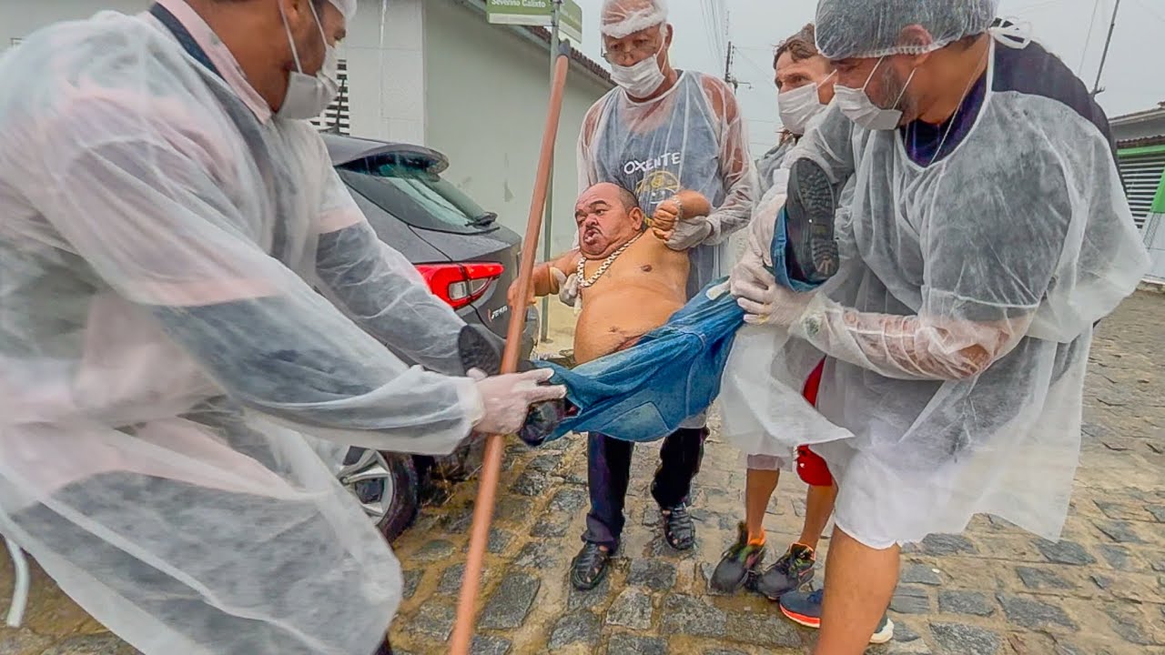 HOMENS DE BRANCO LEVAM PILILIU INTERNADO À FORÇA POR VÍCIO NAS DO JOB | PILILIU DA RESENHA