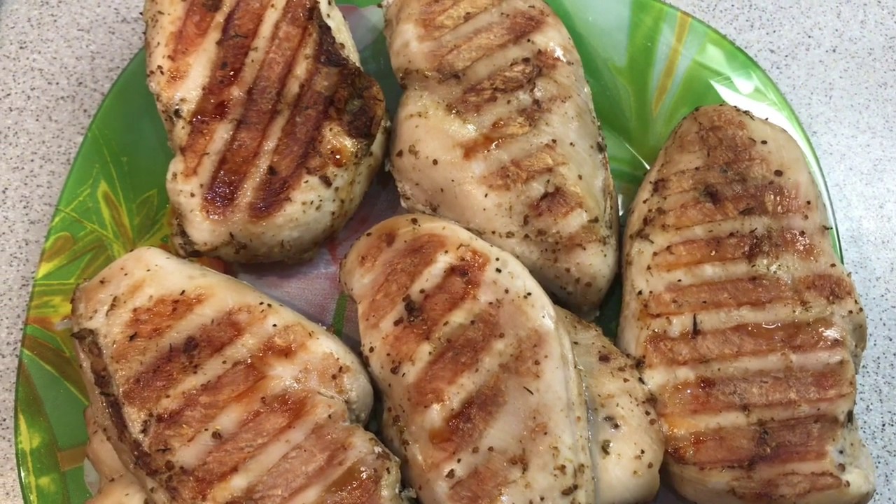 Готовлю куриное филе на гриле. Получается очень сочным и обалденно вкусным.