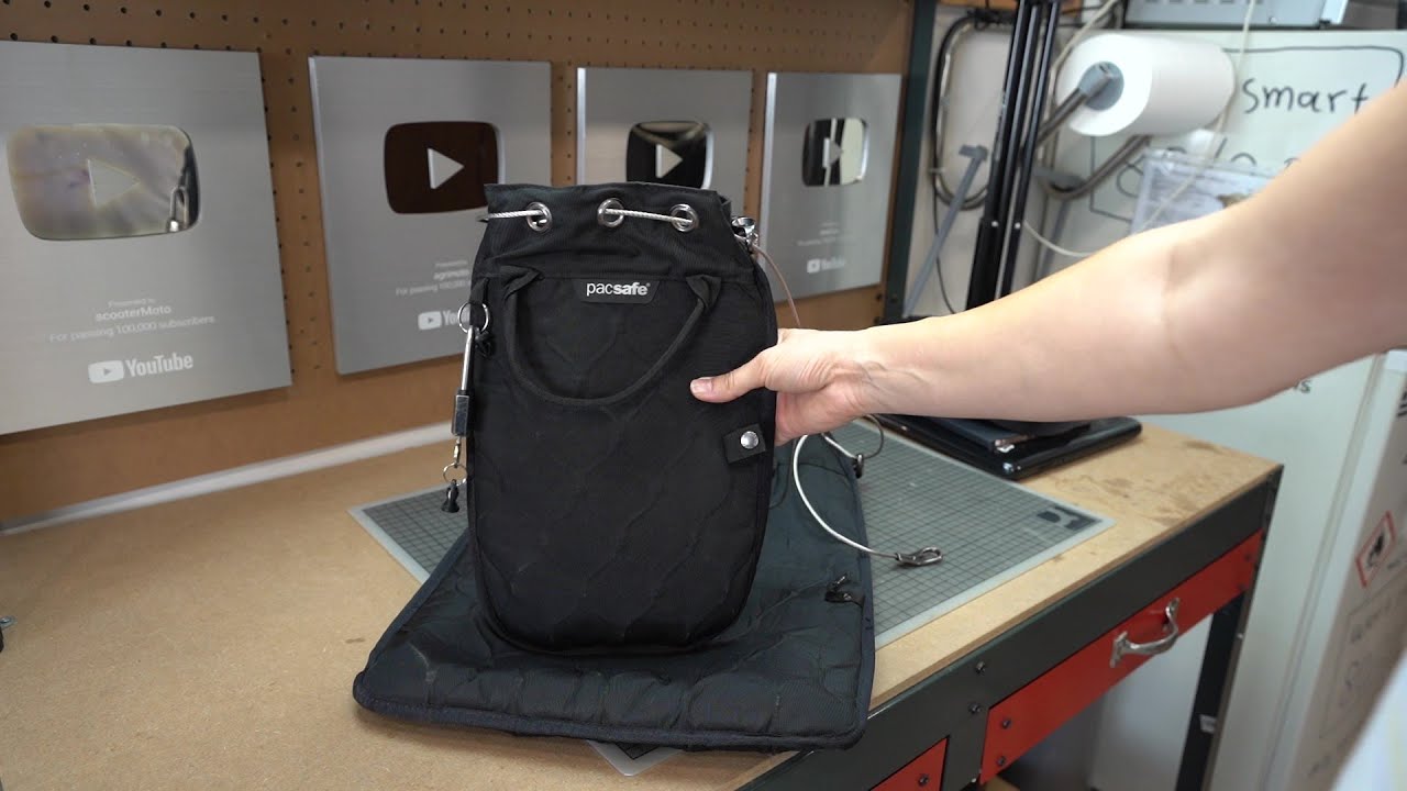 Travelsafe Pacsafe: Anti-Theft Gadget Bag - you lock your laptop and cameras